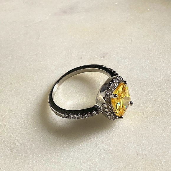 Beautiful canary yellow crystal ring size 7 - Picture 5 of 5